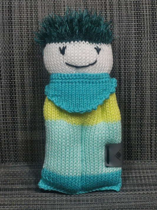 Handgestricktes Strickpüppchen in Grün, 18x9 cm, aus 100% Baumwolle – weiches Babyspielzeug, handgemacht von bw-handmade mit Polyester-Haaren.