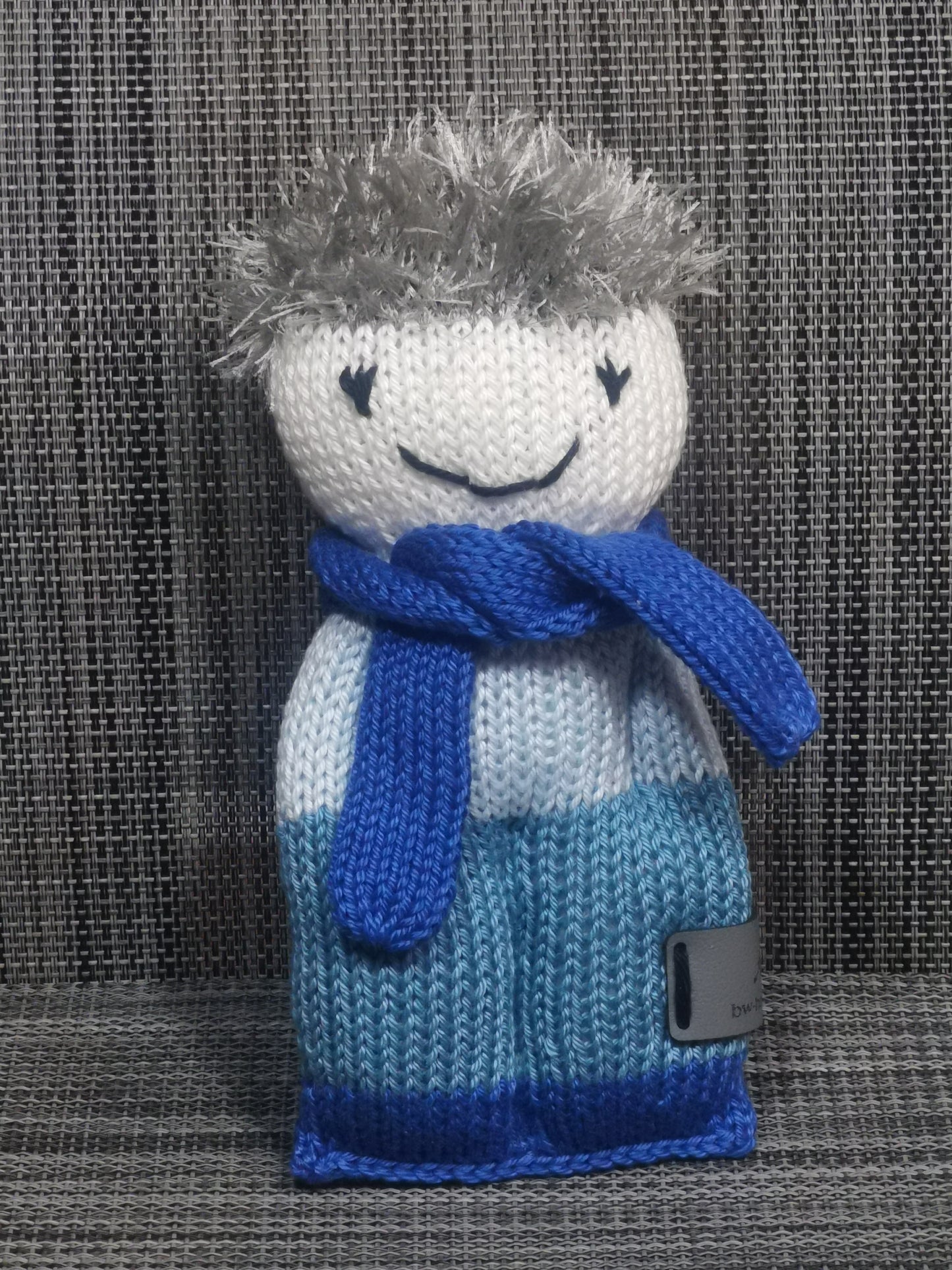 Handgestricktes Strickpüppchen in Blau, 18x9 cm, aus 100% Baumwolle – weiches Babyspielzeug, handgemacht von bw-handmade mit Polyester-Haaren.