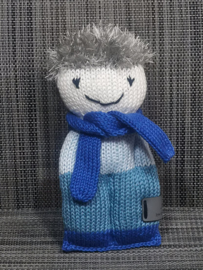 Handgestricktes Strickpüppchen in Blau, 18x9 cm, aus 100% Baumwolle – weiches Babyspielzeug, handgemacht von bw-handmade mit Polyester-Haaren.