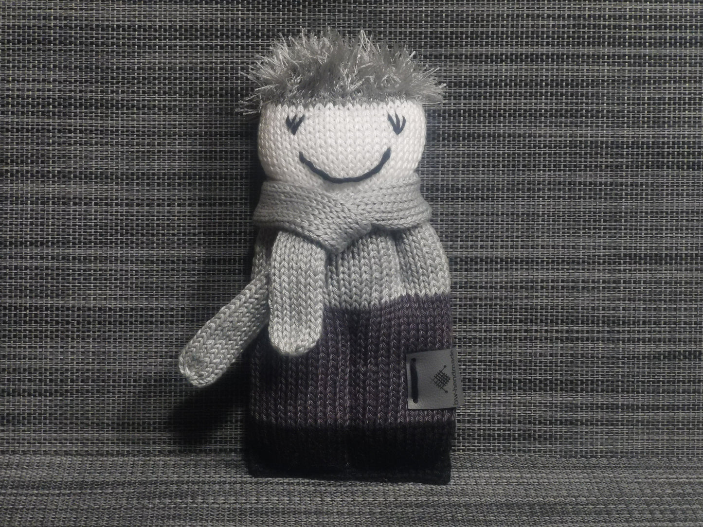 Handgestricktes Strickpüppchen in Grau & Schwarz, 18x9 cm, aus 100 % Baumwolle mit flauschigen Polyester-Haaren – liebevolles Kuschelspielzeug für Babys, Kinder & Sammler