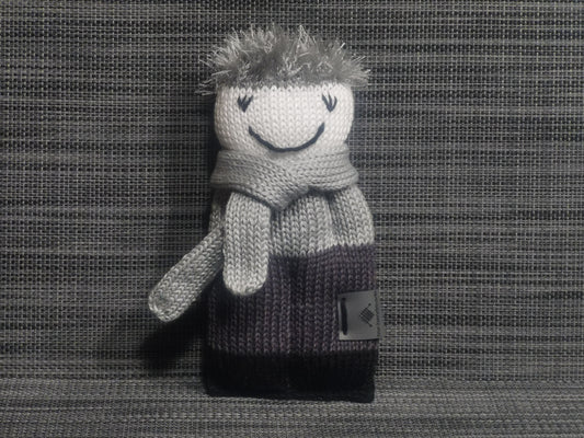 Handgestricktes Strickpüppchen in Grau & Schwarz, 18x9 cm, aus 100 % Baumwolle mit flauschigen Polyester-Haaren – liebevolles Kuschelspielzeug für Babys, Kinder & Sammler