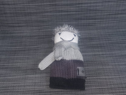 Handgestricktes Strickpüppchen in Grau & Schwarz, 18x9 cm, aus 100 % Baumwolle mit flauschigen Polyester-Haaren – liebevolles Kuschelspielzeug für Babys, Kinder & Sammler