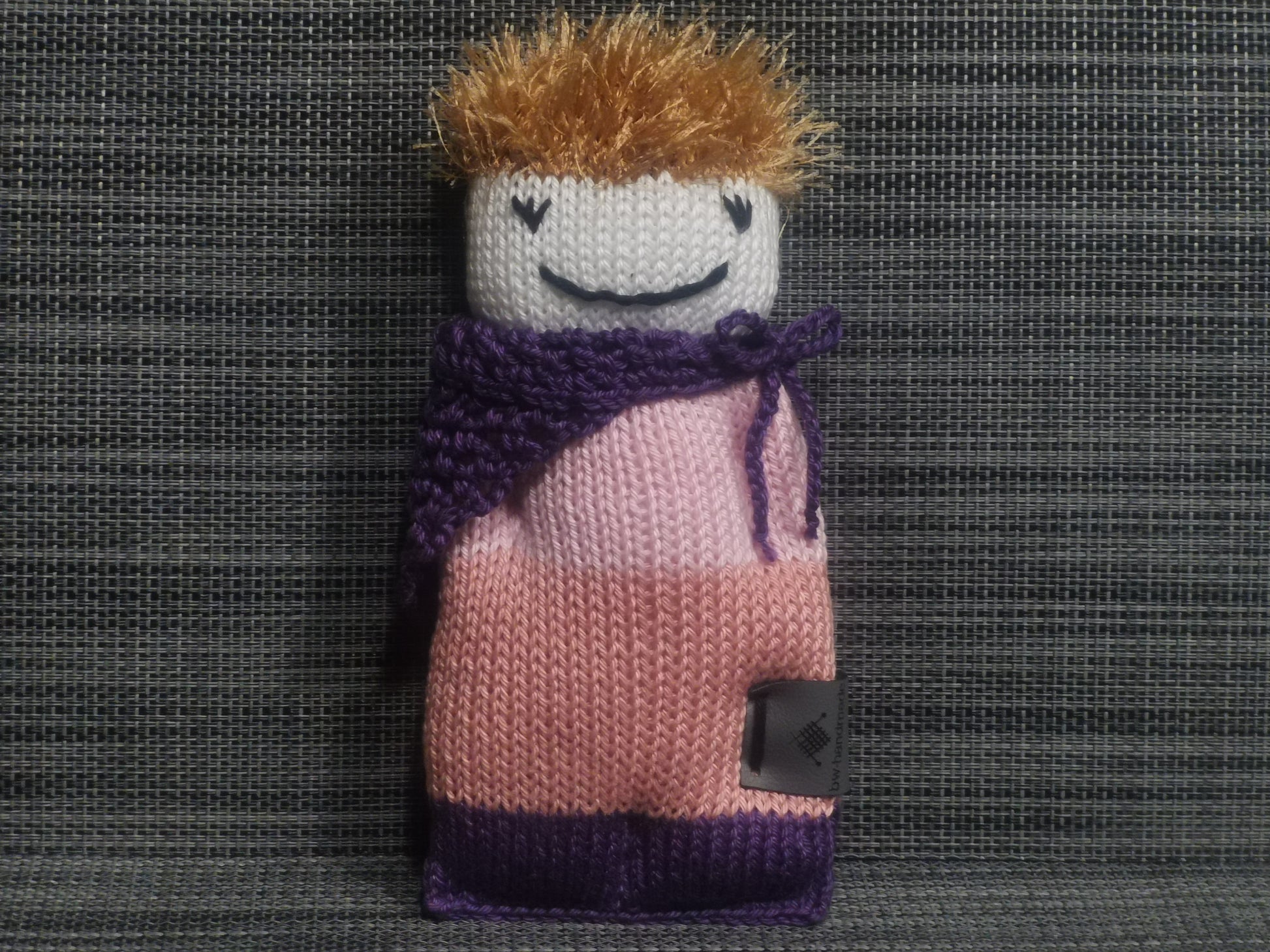 Handgestricktes Strickpüppchen in Lila & Rosa, 18x9 cm, aus 100 % Baumwolle mit flauschigen Polyester-Haaren – weiches Kuschelspielzeug für Kinder & Sammler.