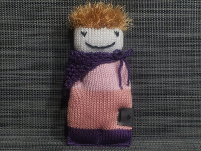 Handgestricktes Strickpüppchen in Lila & Rosa, 18x9 cm, aus 100 % Baumwolle mit flauschigen Polyester-Haaren – weiches Kuschelspielzeug für Kinder & Sammler.