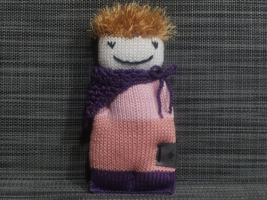 Handgestricktes Strickpüppchen in Lila & Rosa, 18x9 cm, aus 100 % Baumwolle mit flauschigen Polyester-Haaren – weiches Kuschelspielzeug für Kinder & Sammler.