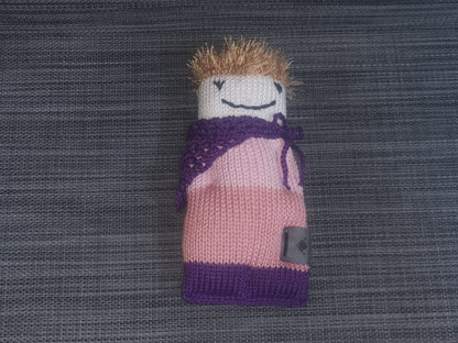 Handgestricktes Strickpüppchen in Lila & Rosa, 18x9 cm, aus 100 % Baumwolle mit flauschigen Polyester-Haaren – weiches Kuschelspielzeug für Kinder & Sammler.