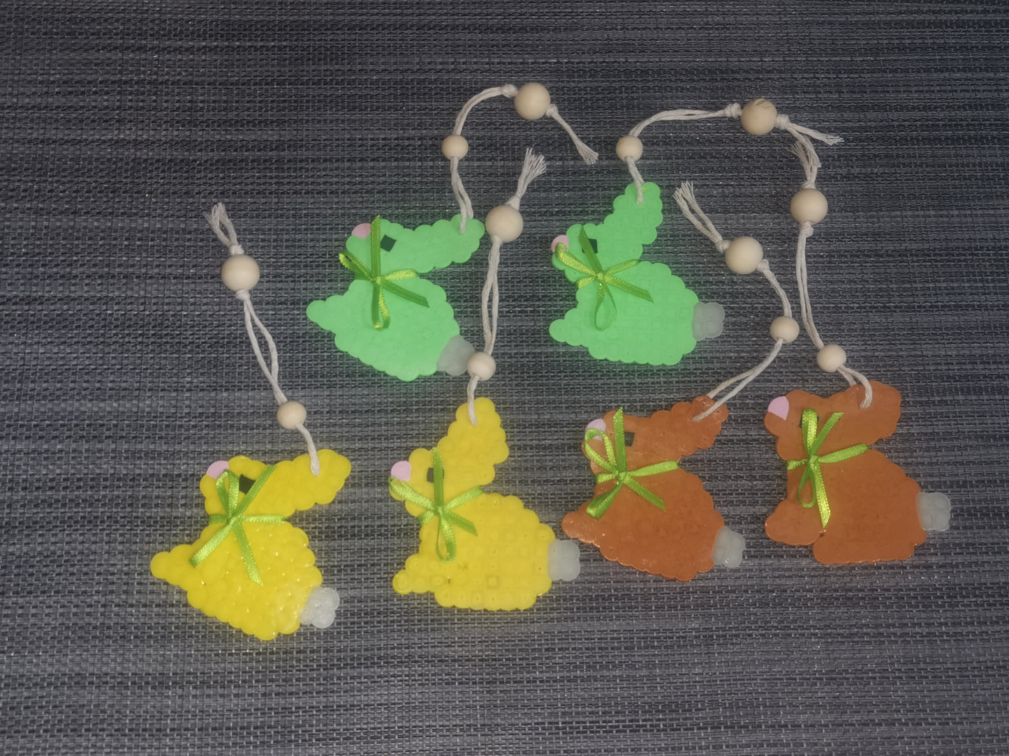 Bügelperlen Osteranhänger in Gelb, Braun und Grün, Set von 6 Stück, 6,5x7 cm – handgefertigte Osterdekoration.