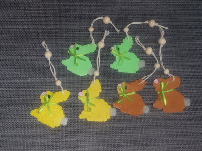 Bügelperlen Osteranhänger in Gelb, Braun und Grün, Set von 6 Stück, 6,5x7 cm – handgefertigte Osterdekoration.