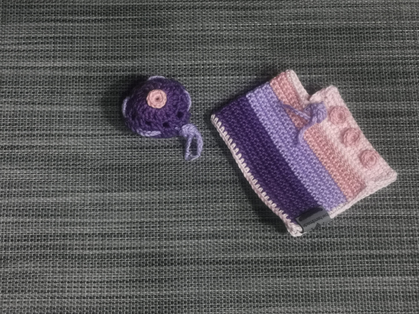 Gehäkeltes Barbie-Outfit in Lila und Rosa, bestehend aus Poncho und Hut – handgefertigte Kleidung für Puppen.