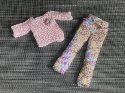 Gestricktes Barbie-Outfit in bunten Farben, bestehend aus Pulli und Hose – handgefertigte Kleidung für Puppen.