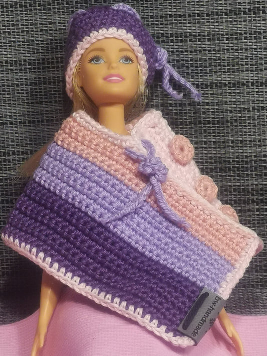 Gehäkeltes Barbie-Outfit in Lila und Rosa, bestehend aus Poncho und Hut – handgefertigte Kleidung für Puppen.