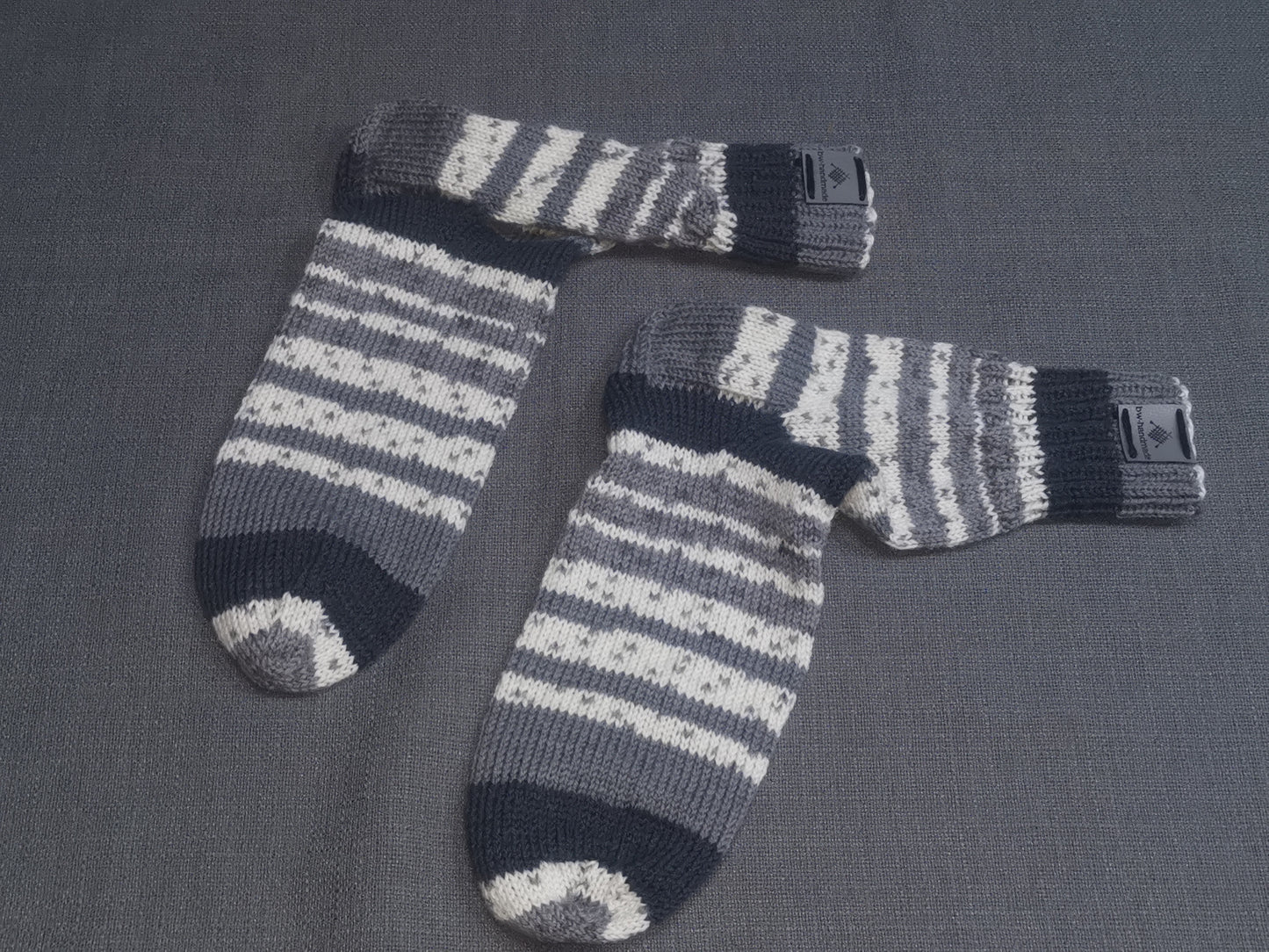Handgestrickte Socken in Schwarz, Grau und Weiß, Gr. 39-40 aus 75% Schurwolle und 25% Polyamid – warm und bequem.
