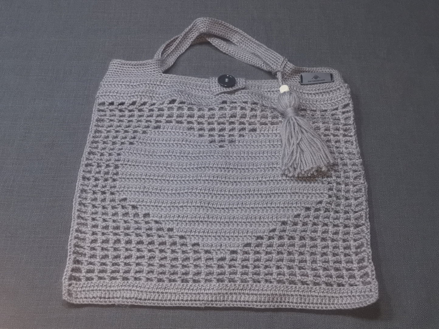 Handgefertigte Herztasche in Grau (36x38 cm) aus 100 % Polyacryl mit dekorativer Quaste – stilvolles Accessoire für den Alltag & besondere Anlässe.