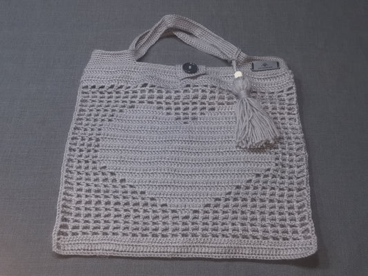 Handgefertigte Herztasche in Grau (36x38 cm) aus 100 % Polyacryl mit dekorativer Quaste – stilvolles Accessoire für den Alltag & besondere Anlässe.