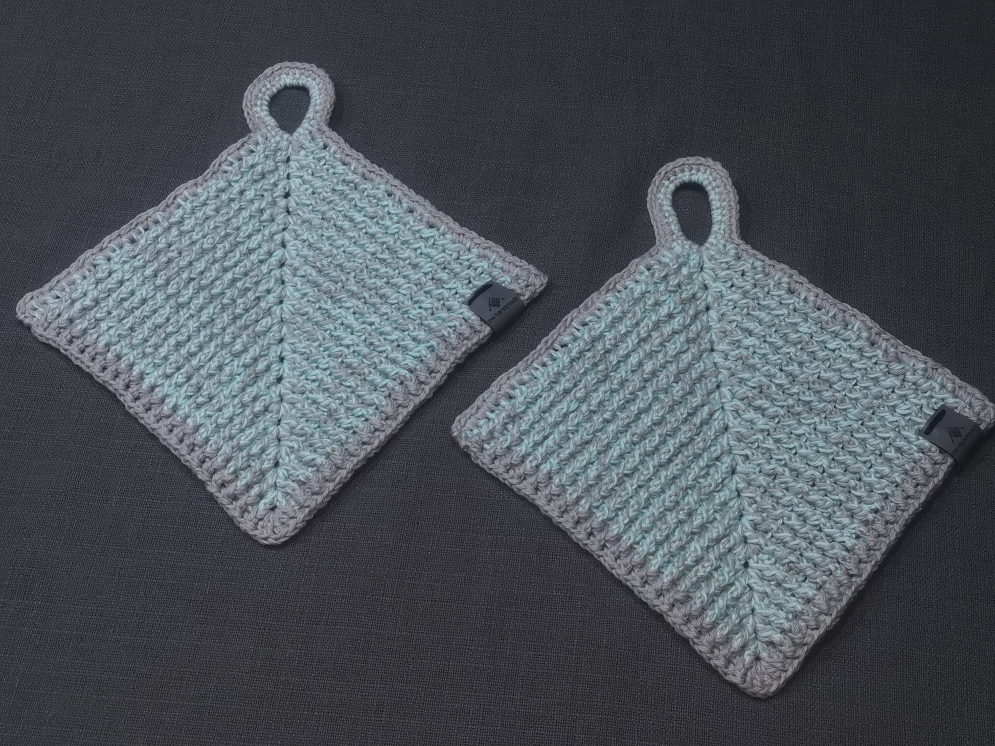 Handgefertigter Topflappen in Mint und Grau, ca. 20x20 cm, aus 100 % Baumwolle, hitzebeständig & nachhaltig, perfekt für die Küche.