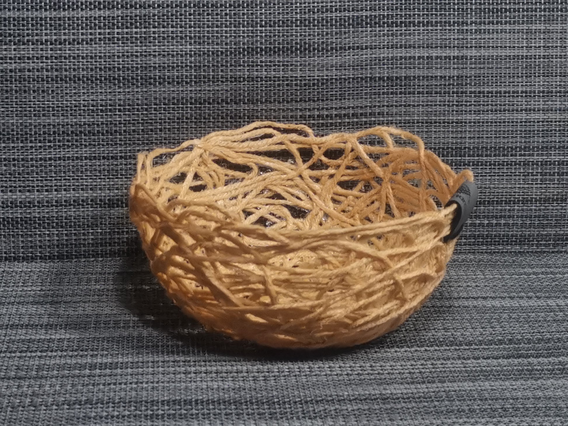 Handgefertigtes Osterkörbchen in Gelb – aus Wolle, ø15 cm, 8 cm hoch