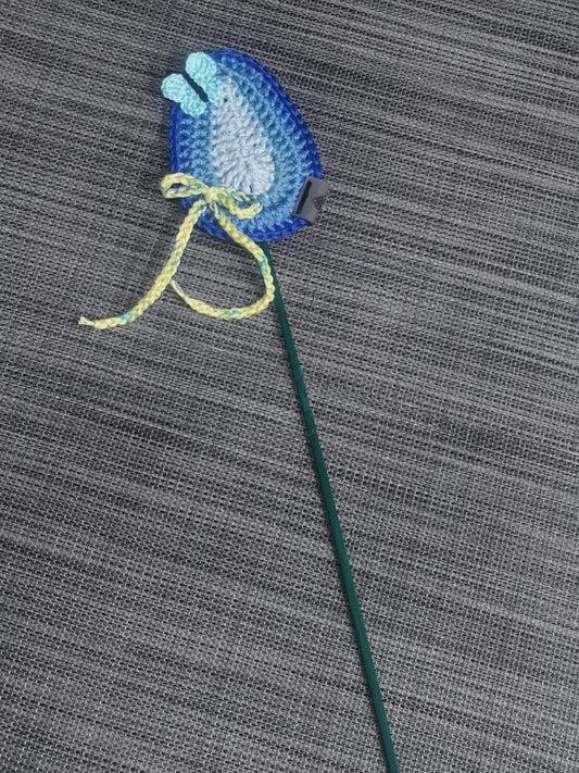 Osterei Stecker Blau – Handgehäkelt aus Baumwolle, Ei 8x12 cm, Holzstab, Gesamtlänge 43 cm, fröhliche Osterdekoration