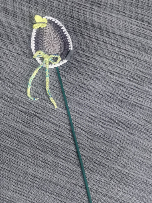 Osterei Stecker Grau – Handgehäkelt aus Baumwolle, Ei 8x12 cm, Holzstab, Gesamtlänge 43 cm, elegante Osterdekoration