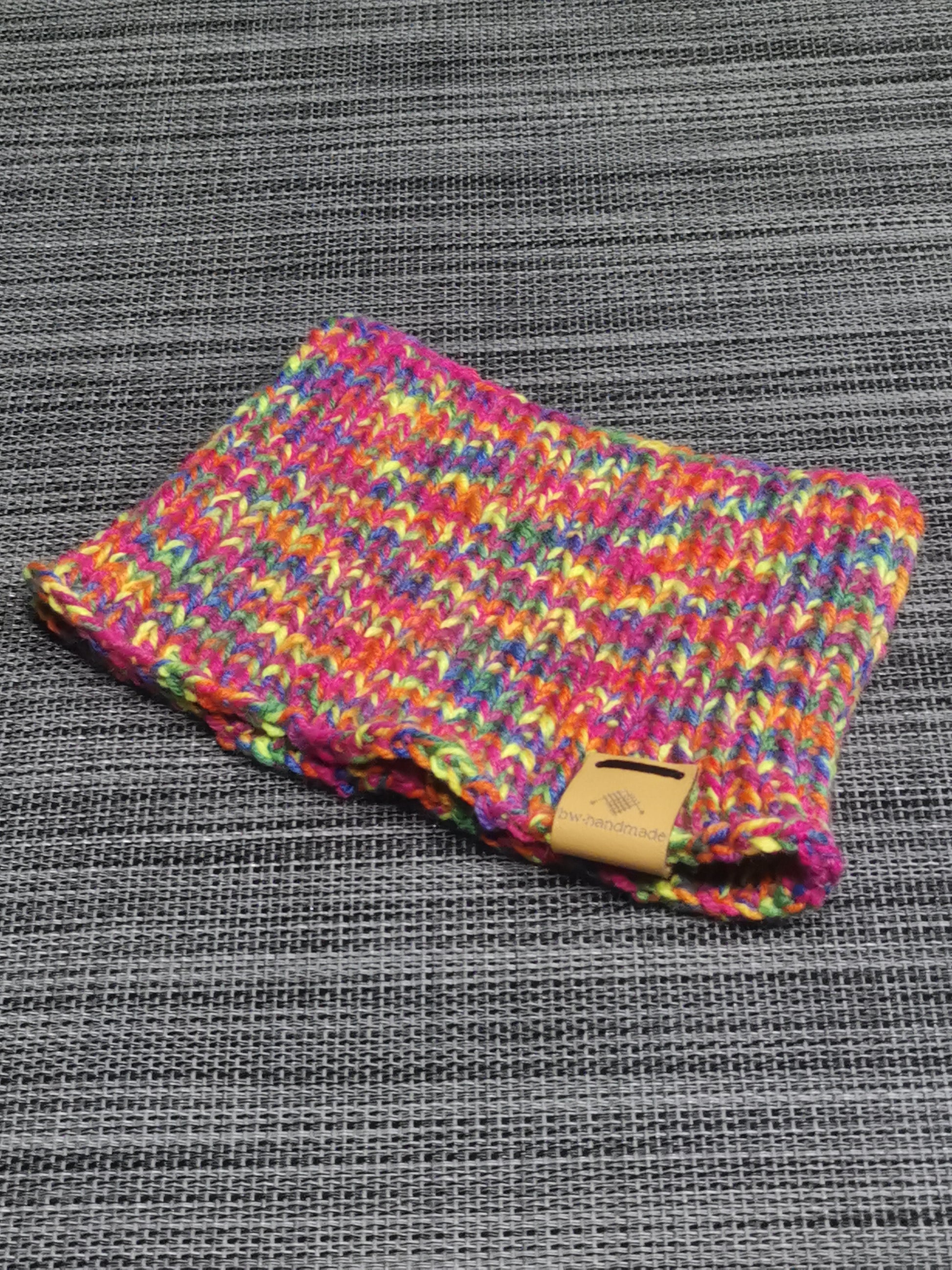 Buntes handgestricktes Kinder-Stirnband in Einheitsgröße, perfekt für kalte Tage und modische Akzente. 🌈🧶