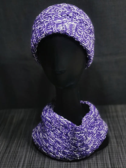 Handgestricktes Kinderset Mütze + Schal in Weiß und Lila, 50 cm Umfang – ideal für kalte Tage. 💜🧶