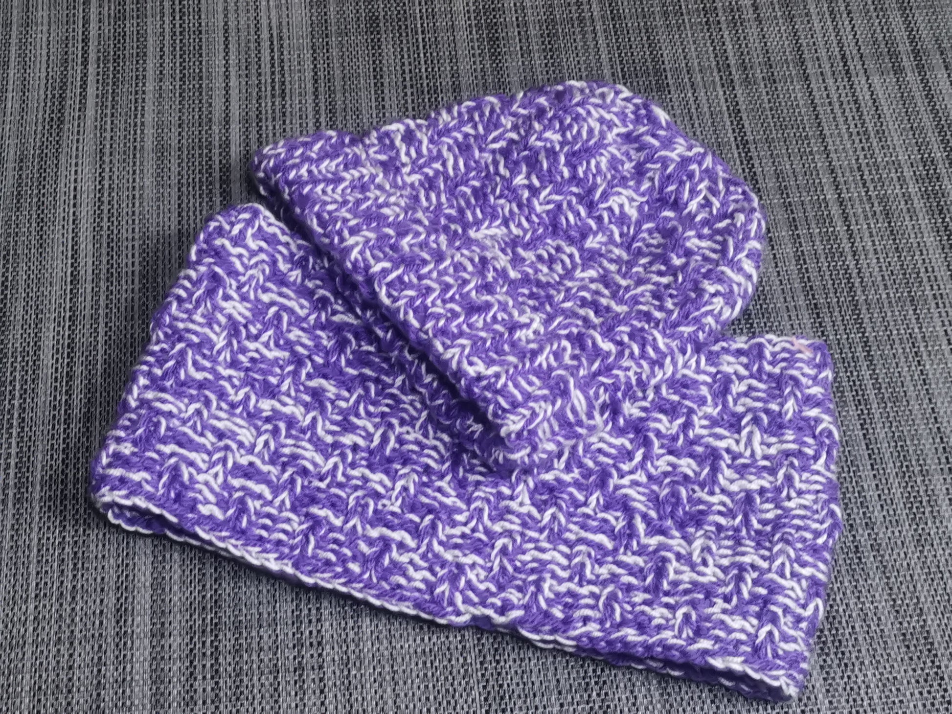 Handgestricktes Kinderset Mütze + Schal in Weiß und Lila, 50 cm Umfang – ideal für kalte Tage. 💜🧶