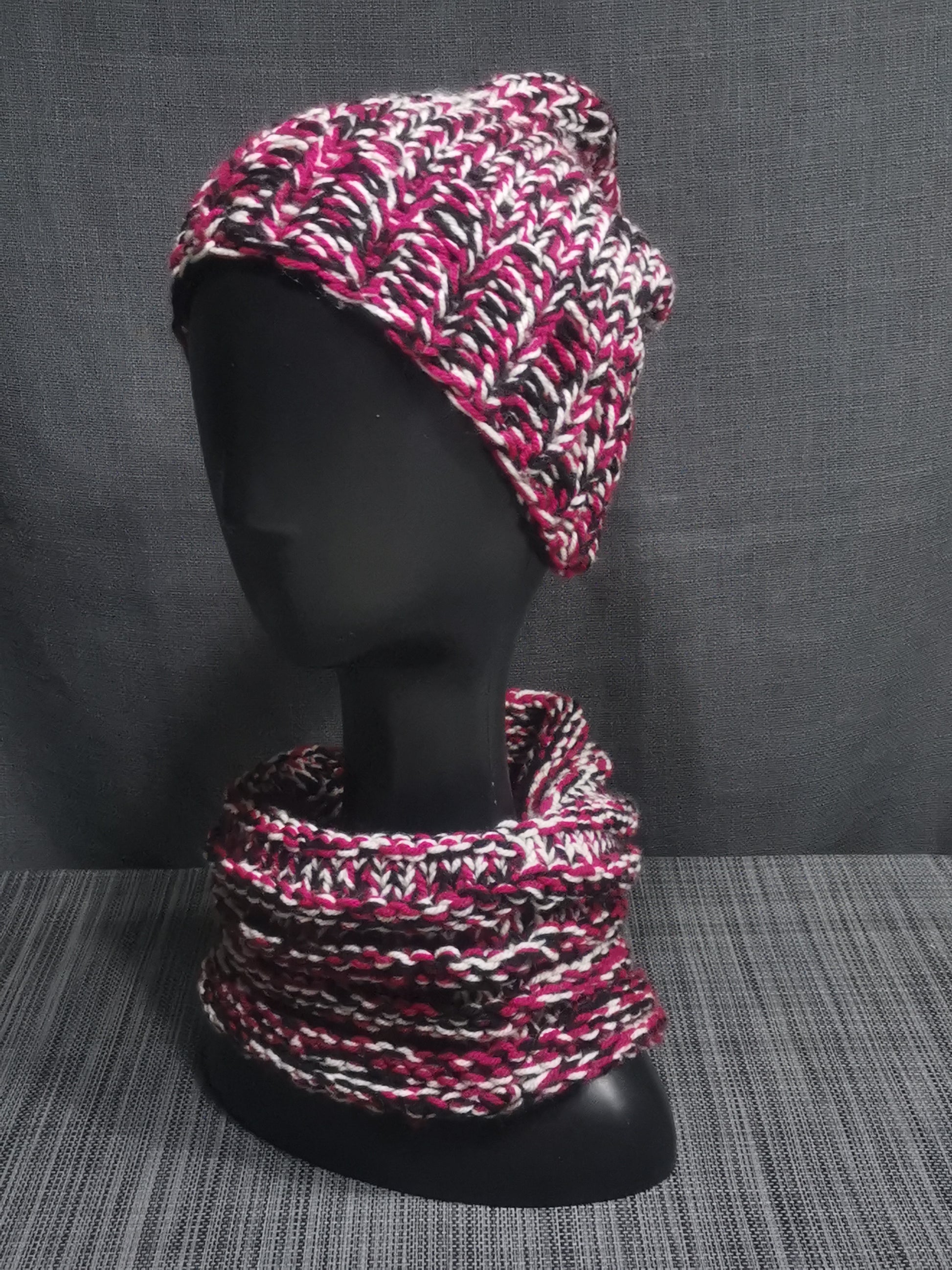 Handgestricktes Kinderset Mütze + Schal in Rot, Beige und Schwarz, 50 cm Umfang – perfekt für kalte Tage. ❤️🧶