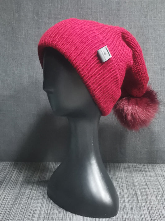 Handgestrickte Bommelmütze in Rot mit Kunstfellbommel, 50 cm – stylisch & warm für den Winter. ❤️🧶