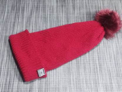 Handgestrickte Bommelmütze in Rot mit Kunstfellbommel, 50 cm – stylisch & warm für den Winter. ❤️🧶