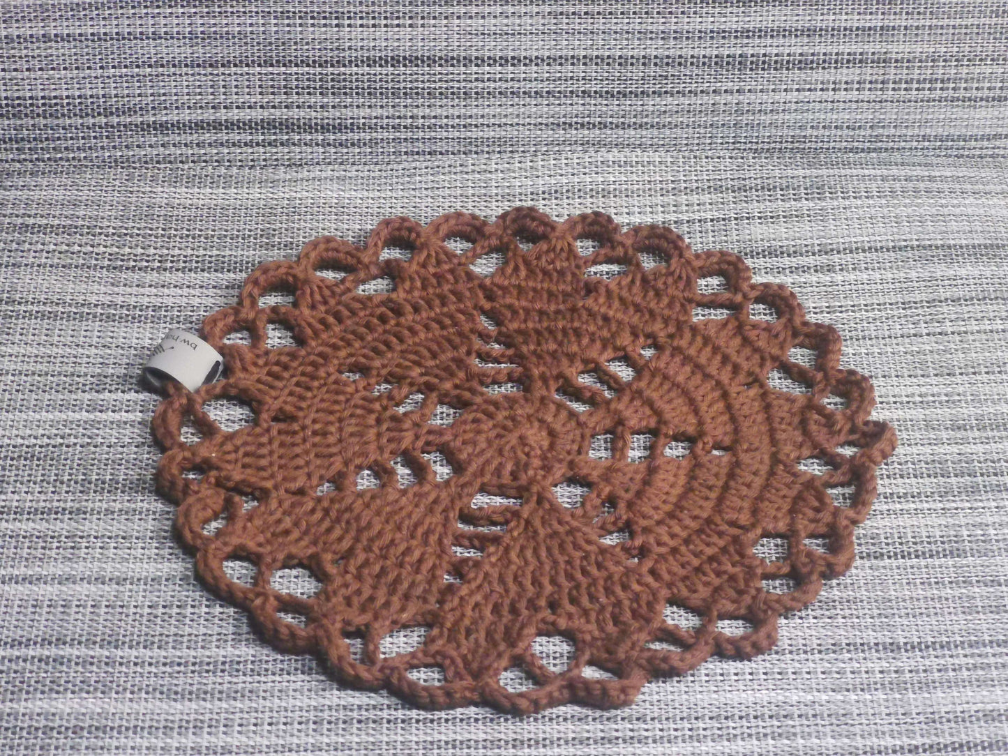 Gehäkeltes Herzdeckchen in Braun, 100% Baumwolle, Durchmesser 23 cm – handgemacht und dekorativ, Einzelstück von bw-handmade.