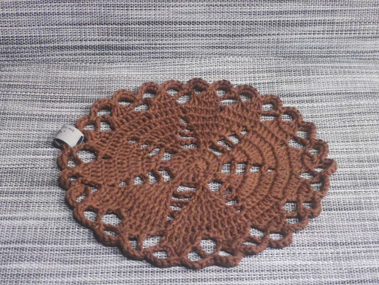 Gehäkeltes Herzdeckchen in Braun, 100% Baumwolle, Durchmesser 23 cm – handgemacht und dekorativ, Einzelstück von bw-handmade.