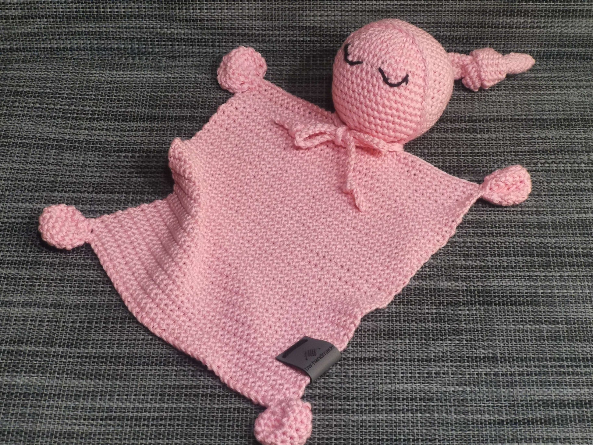 Handgehäkeltes Kuschel-Püppchen in Rosa, 30x19 cm, aus 100% Baumwolle – weiches Babyspielzeug, handgemacht von bw-handmade.