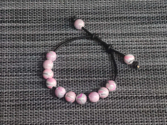 Handgemachtes Perlenband in Pink mit Lederband – zartes Armband von bw-handmade für Damen.