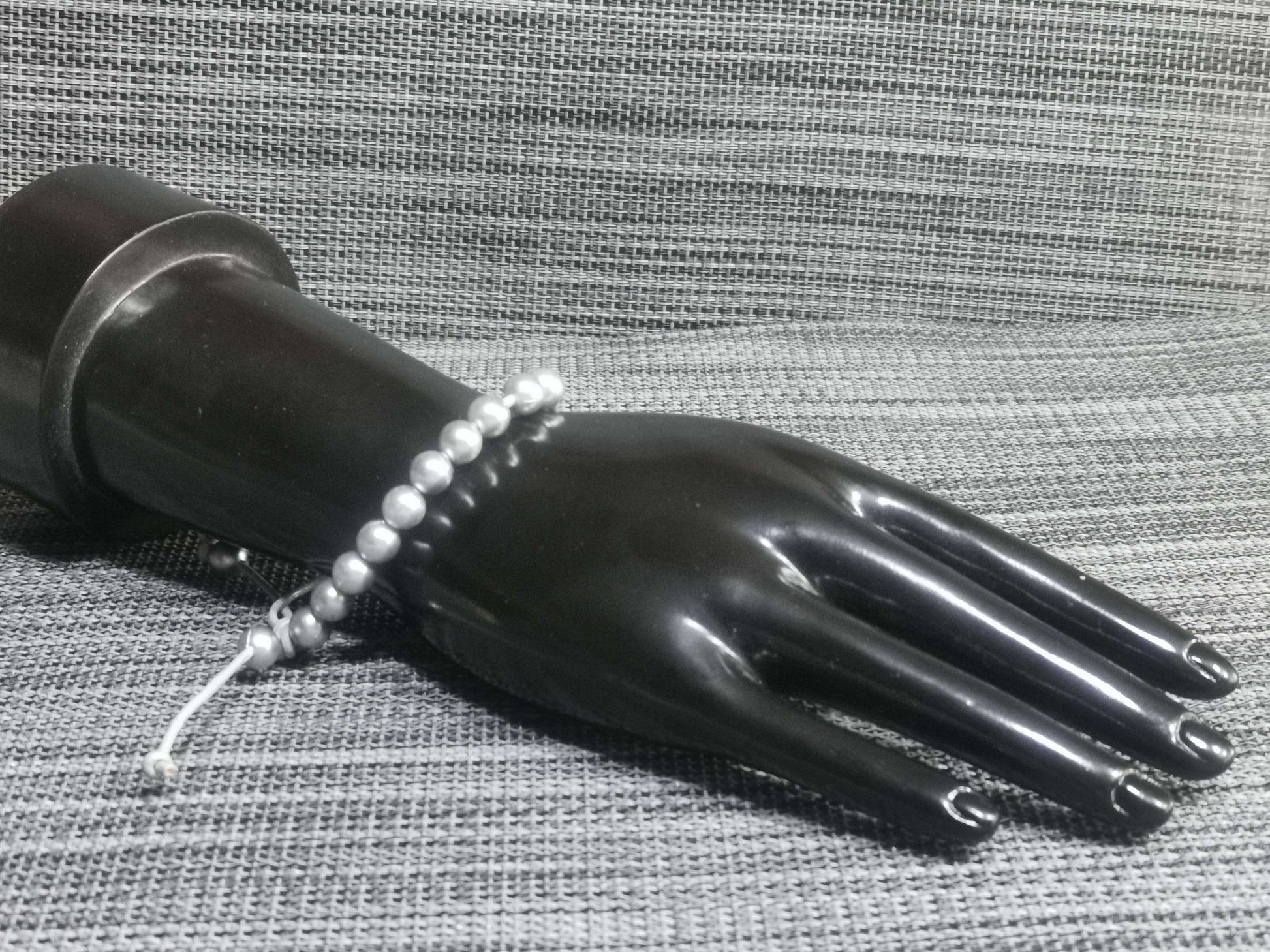 Perlenarmband in Grau – handgemachtes Lederband mit Perlen von bw-handmade, minimalistisch & elegant.