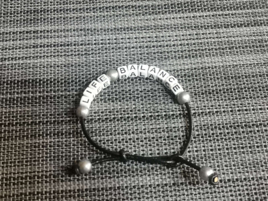 Handgemachtes Armband Schwarz/Weiß mit Buchstabenperlen „Life Balance“ – Lederband von bw-handmade.