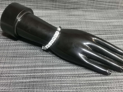 Handgemachtes Armband Schwarz/Weiß mit Buchstabenperlen „Life Balance“ – Lederband von bw-handmade.