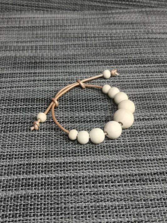 Lederarmband mit Holzperlen – handgemacht von bw-handmade, Standardlänge, natürliches Accessoire.