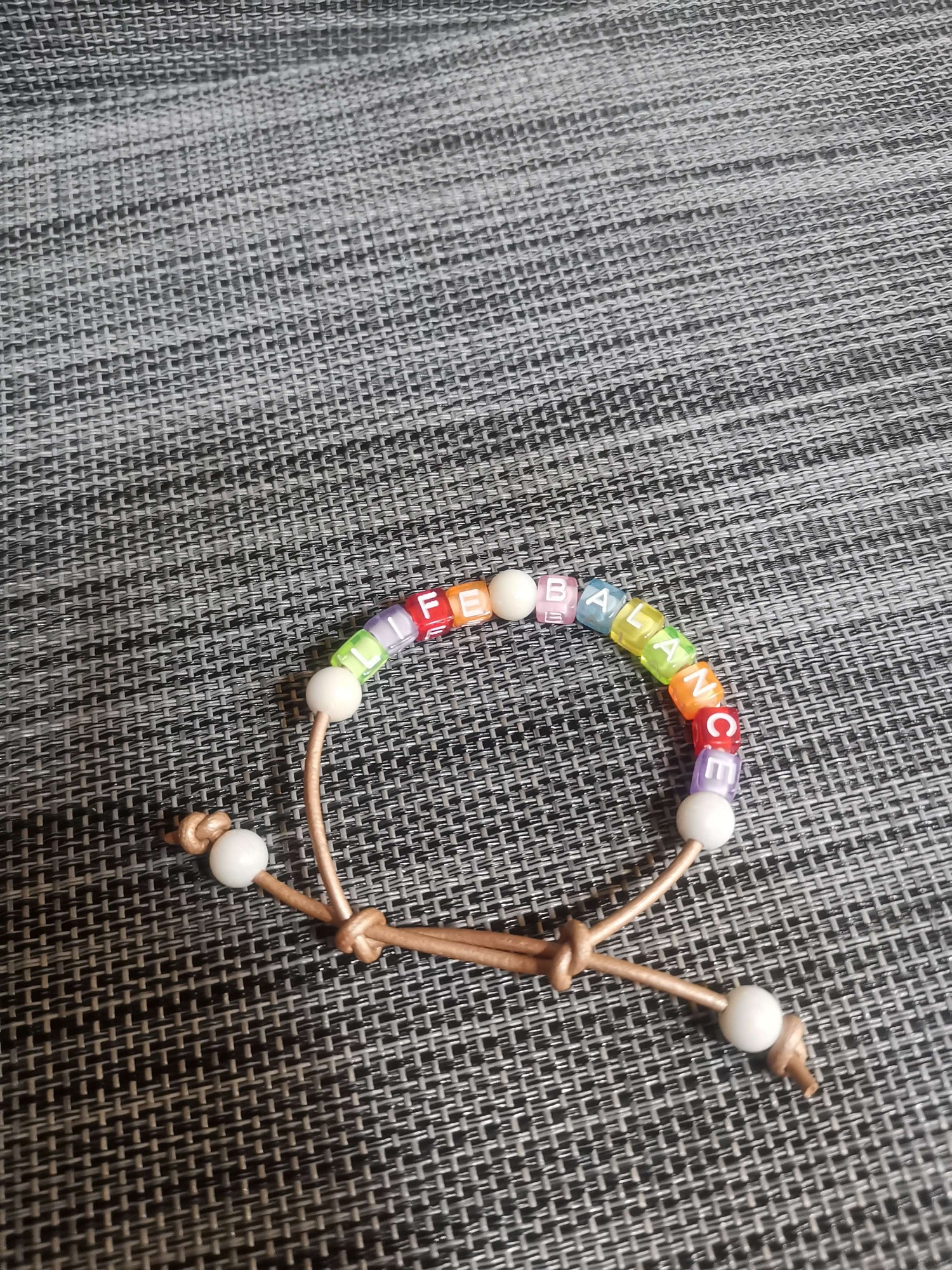 Buntes Lederarmband mit Buchstabenperlen „Life Balance“, handgemacht von bw-handmade – farbenfrohes Statement-Armband.