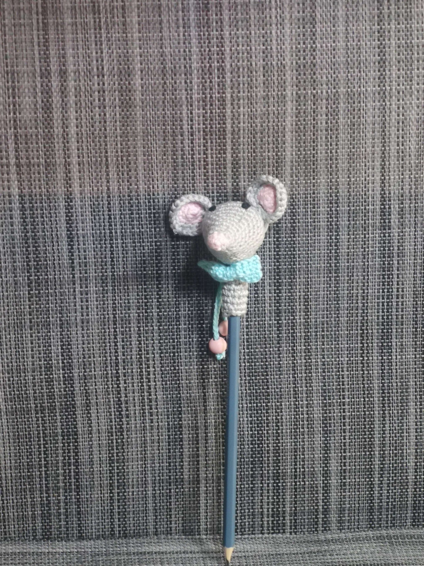 Handgehäkeltes Bleistift-Tier Maus aus 100% Baumwolle, inklusive Bleistift – süßes Schulaccessoire von bw-handmade.