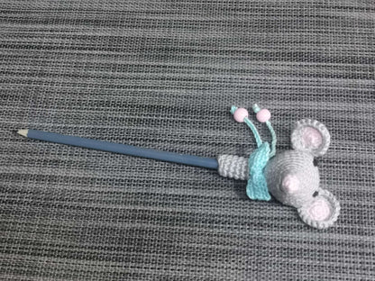 Handgehäkeltes Bleistift-Tier Maus aus 100% Baumwolle, inklusive Bleistift – süßes Schulaccessoire von bw-handmade.