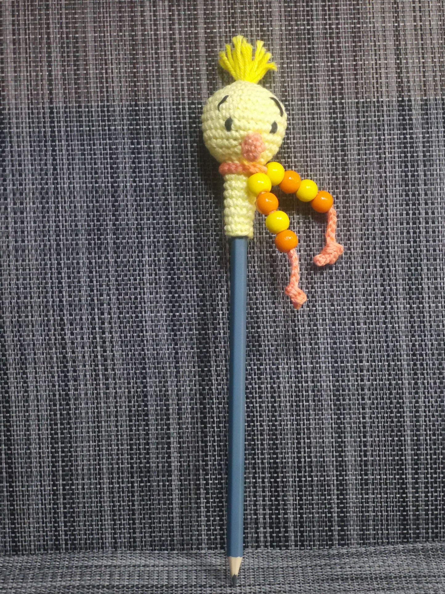 Handgehäkelte Ente als Bleistift-Tier aus 100% Baumwolle, mit Bleistift – witziges Handmade-Geschenk von bw-handmade.