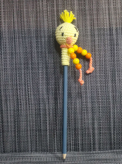 Handgehäkelte Ente als Bleistift-Tier aus 100% Baumwolle, mit Bleistift – witziges Handmade-Geschenk von bw-handmade.