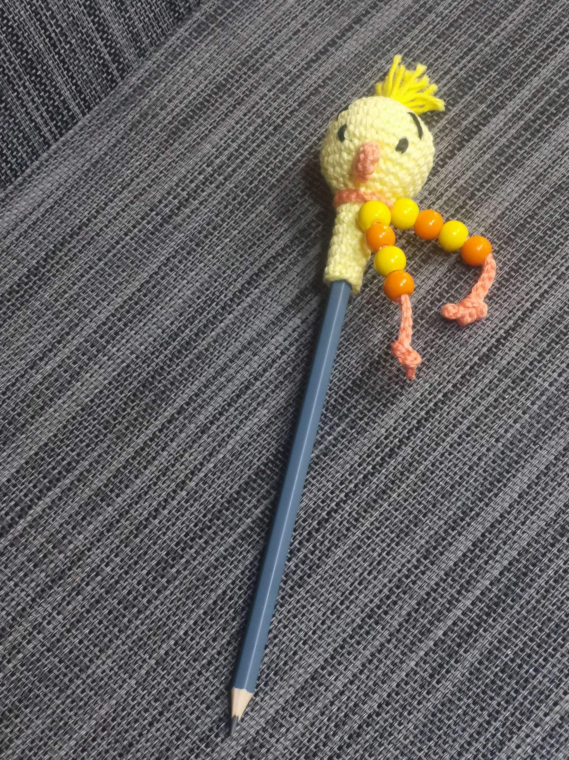 Handgehäkelte Ente als Bleistift-Tier aus 100% Baumwolle, mit Bleistift – witziges Handmade-Geschenk von bw-handmade.