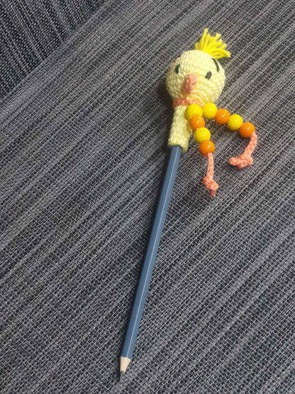 Handgehäkelte Ente als Bleistift-Tier aus 100% Baumwolle, mit Bleistift – witziges Handmade-Geschenk von bw-handmade.