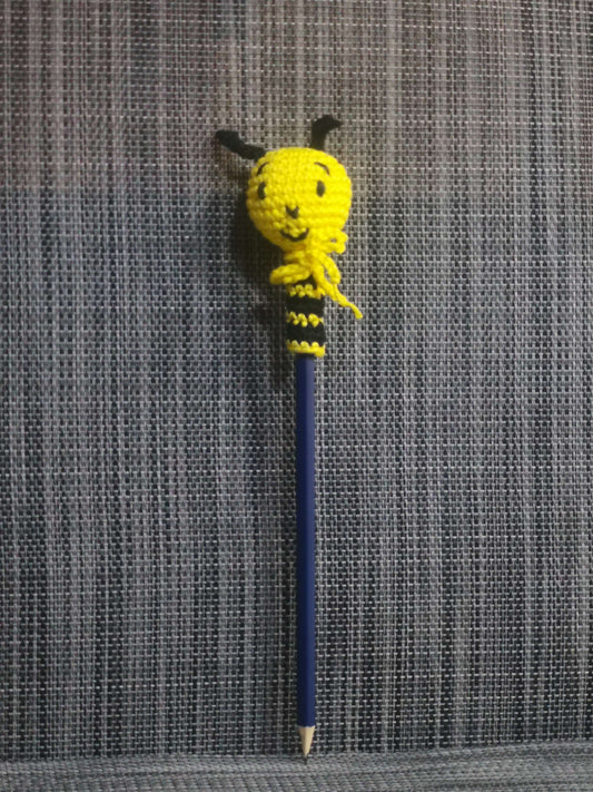 Gehäkeltes Bleistift-Tier Biene mit Flügeln, 100% Baumwolle – handgemacht inkl. Bleistift, von bw-handmade.