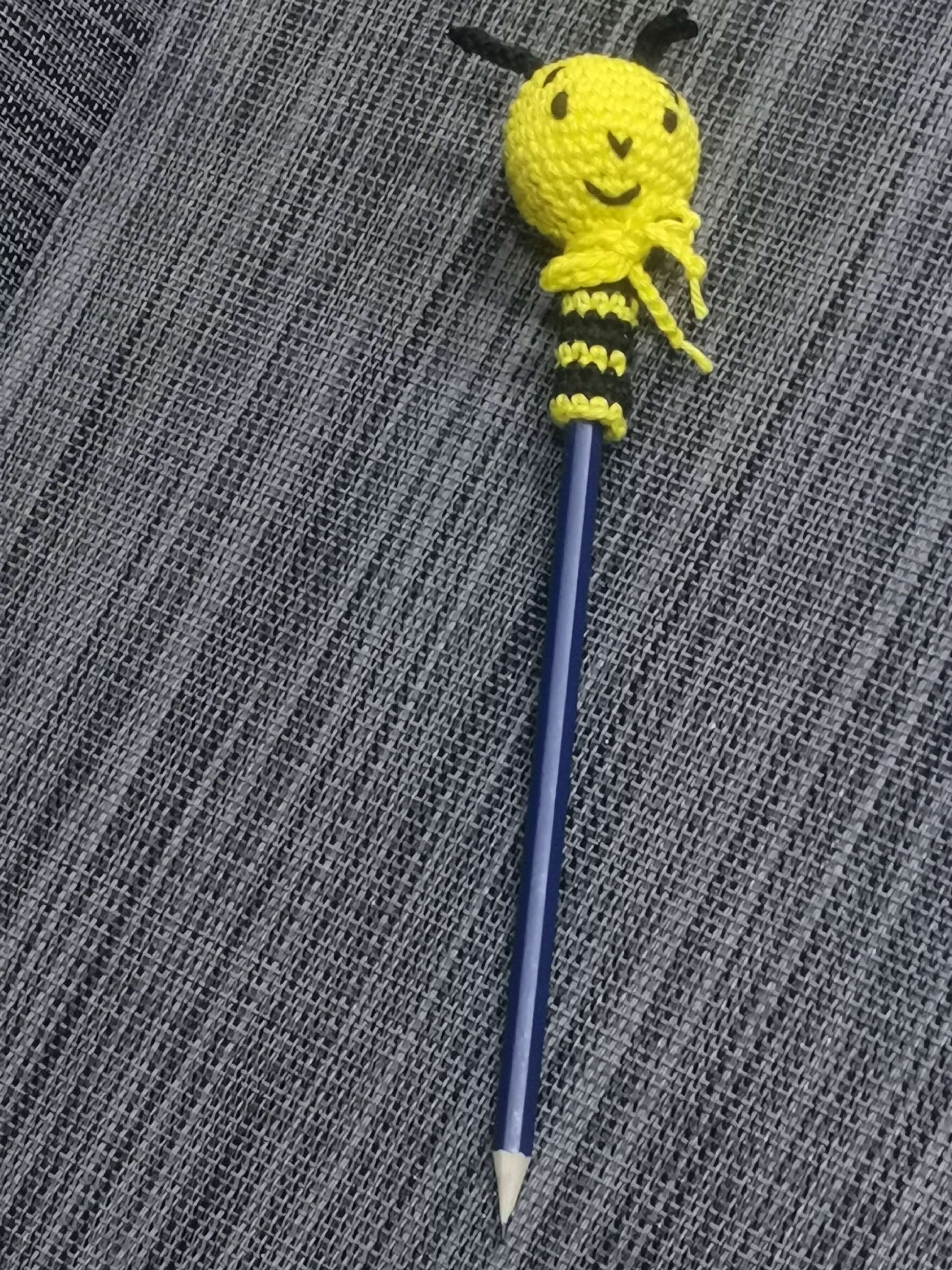 Gehäkeltes Bleistift-Tier Biene mit Flügeln, 100% Baumwolle – handgemacht inkl. Bleistift, von bw-handmade.