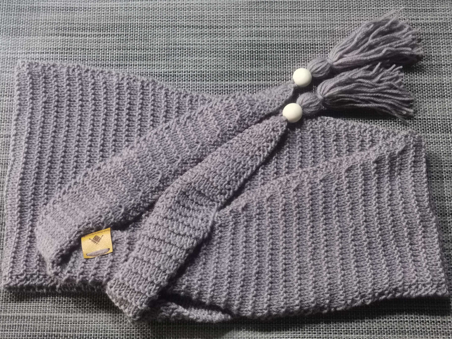 Handgestrickter Sommerschal in Malve, 260 cm lang, aus 100% Polyester – leichtes Accessoire für Frühling & Sommer von bw-handmade.