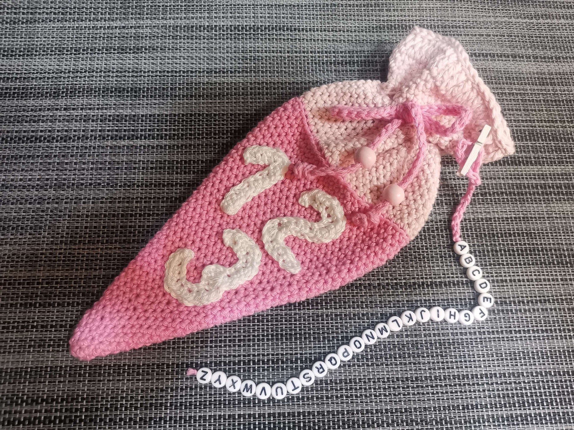 Handgehäkelte Mini-Schultüte in Rosa mit ABC-Kette, 23 cm hoch, 10 cm breit – Geschenkidee von bw-handmade.