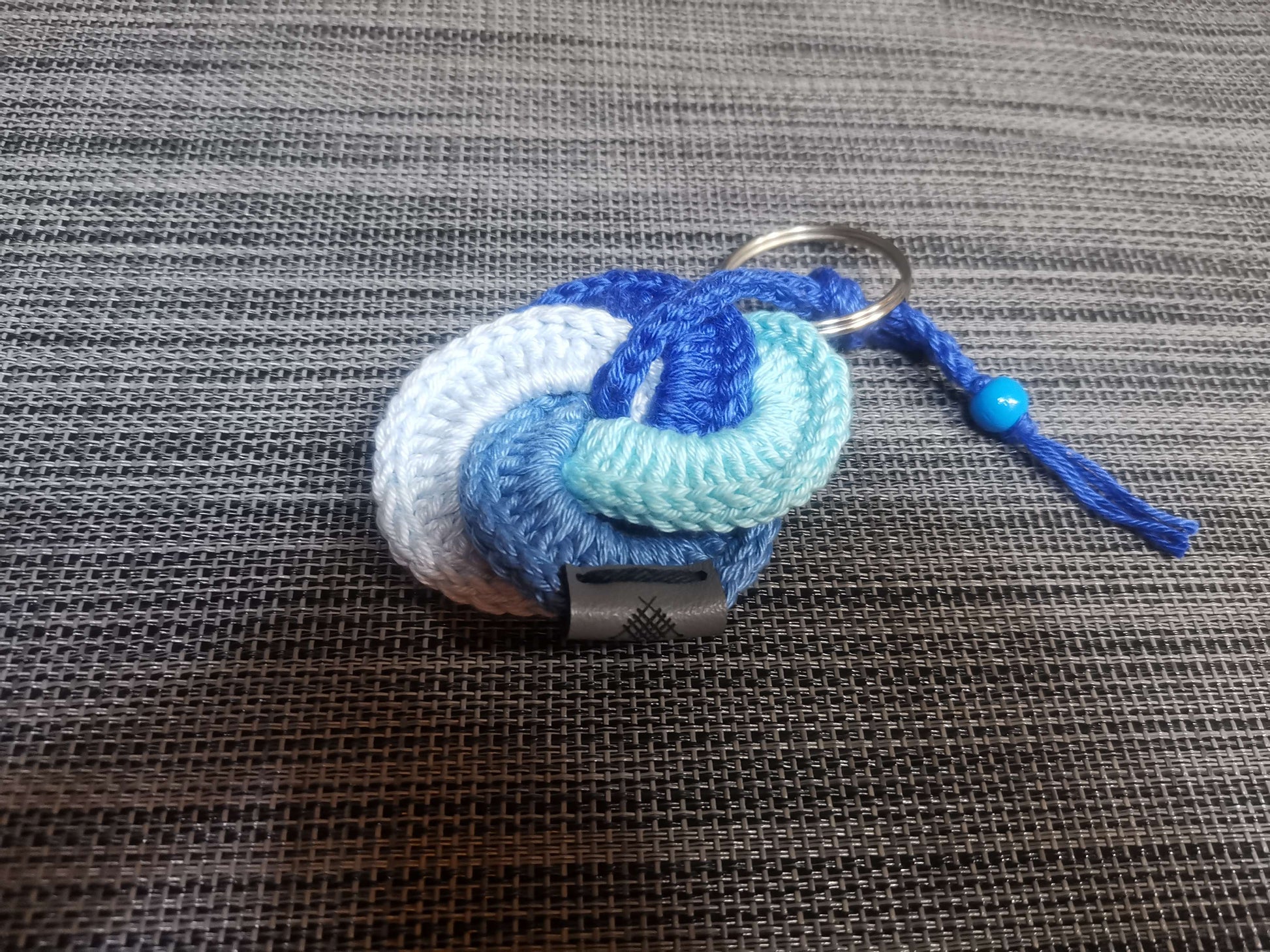 Handgehäkelte Schlüsselanhänger in Grau, Beige, Grün, Blau & Türkis, 7 cm Durchmesser, mit Metallring – handmade von bw-handmade.