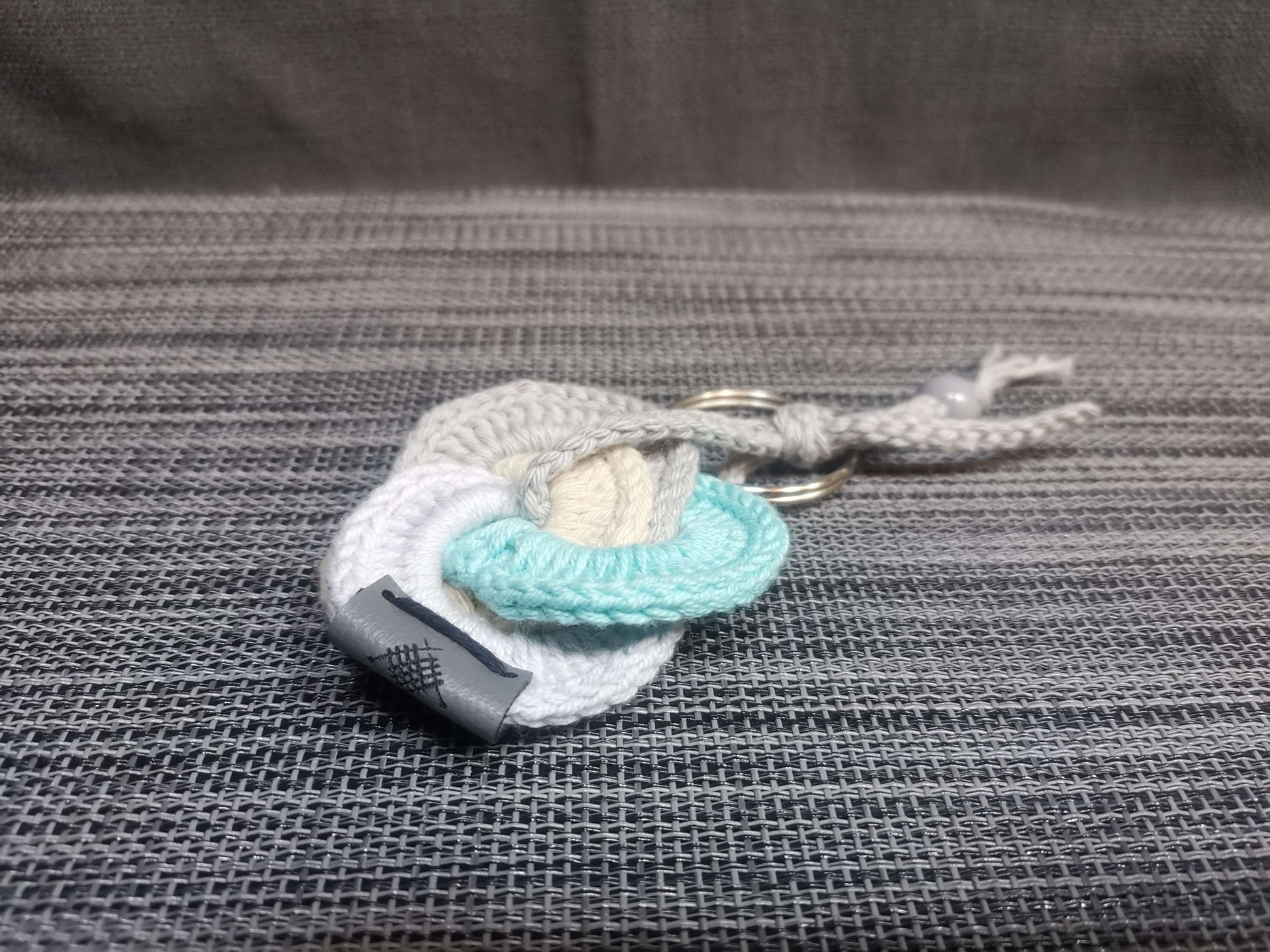 Handgehäkelte Schlüsselanhänger in Grau, Beige, Grün, Blau & Türkis, 7 cm Durchmesser, mit Metallring – handmade von bw-handmade.