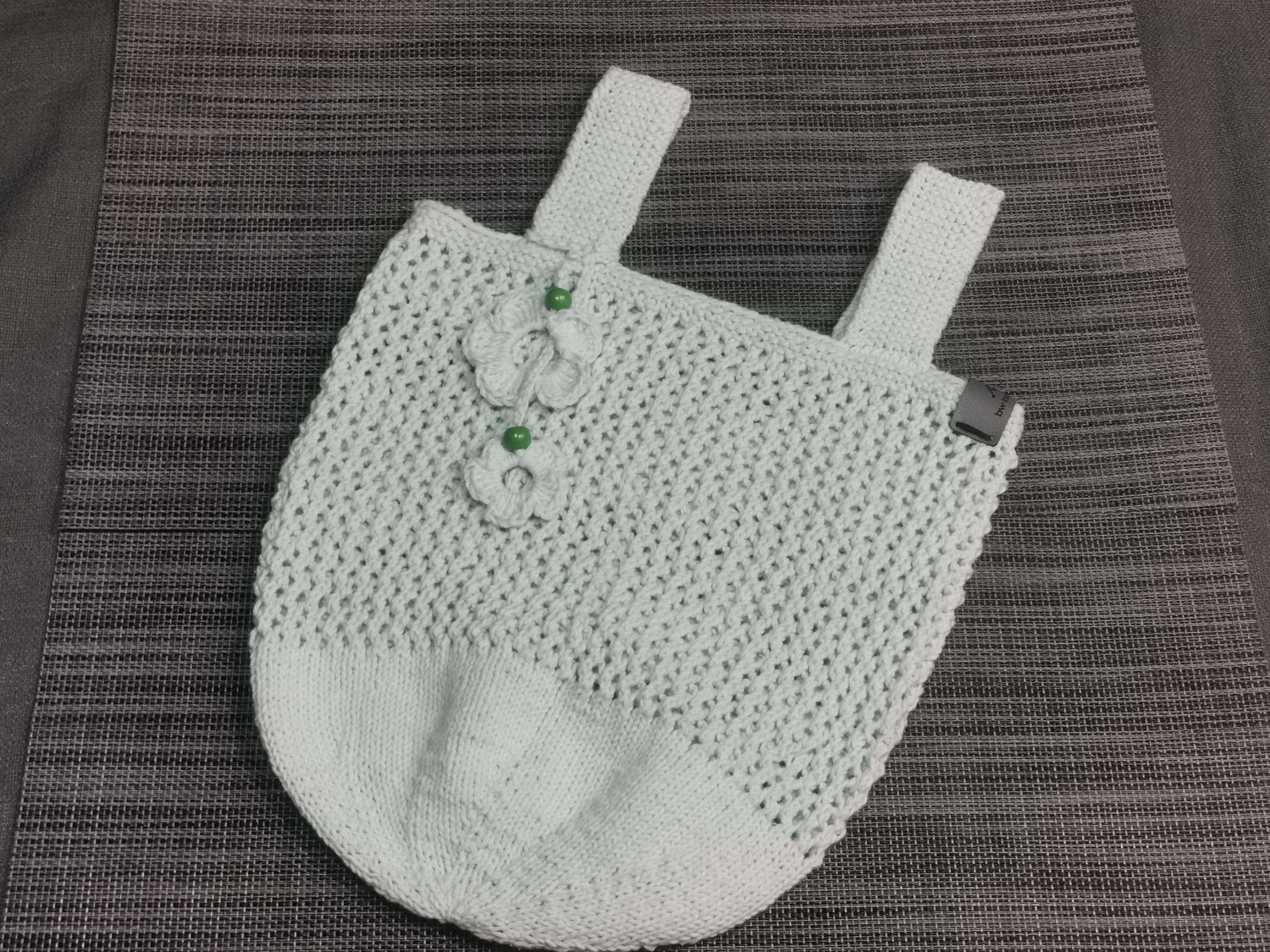 Handgehäkeltes Einkaufsnetz in Lindgrün mit Taschenbaumler, aus 100 % Baumwolle, 25 cm breit, 35 cm hoch – nachhaltige Einkaufstasche von bw-handmade.